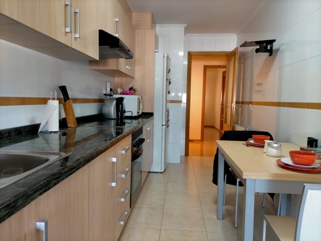 PISO EN VENTA AMUEBLADO Y CON PLAZA DE GARAJE